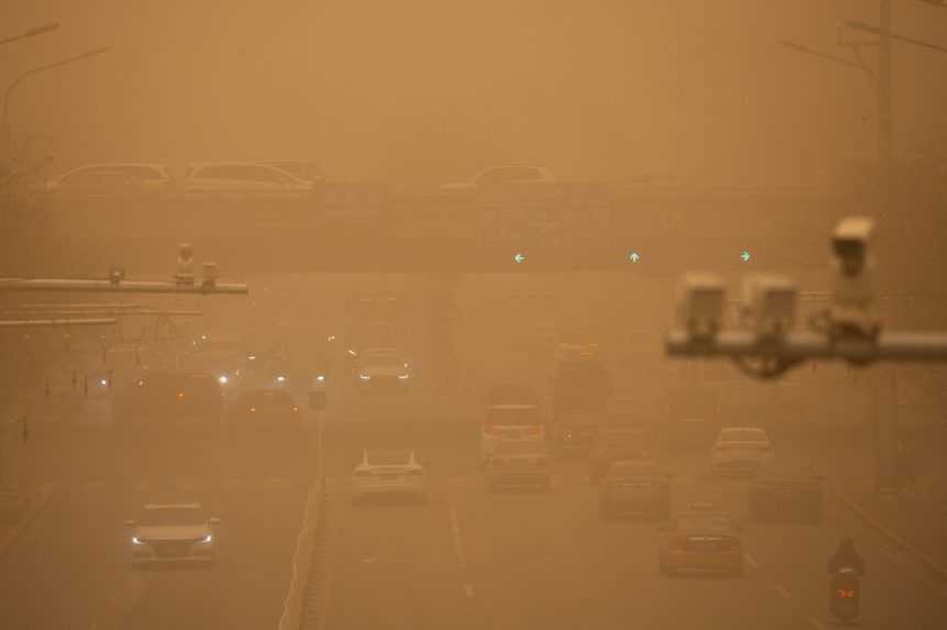 Sever Číny zasiahla piesočná búrka, piesok a prach z púšte Gobi pokryl aj Peking