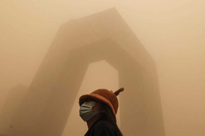 Sever Číny zasiahla piesočná búrka, piesok a prach z púšte Gobi pokryl aj Peking