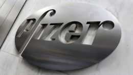 Na snímke logo amerického farmaceutického koncernu Pfizer.
