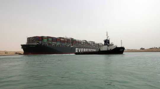 Suezský prieplav už nie je zablokovaný. Uviaznutú loď z veľkej časti vyslobodili