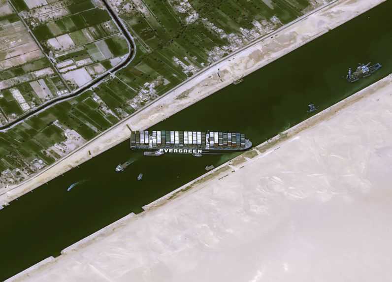 Blokáda Suezského prieplavu môže svetový obchod stáť týždenne miliardy dolárov