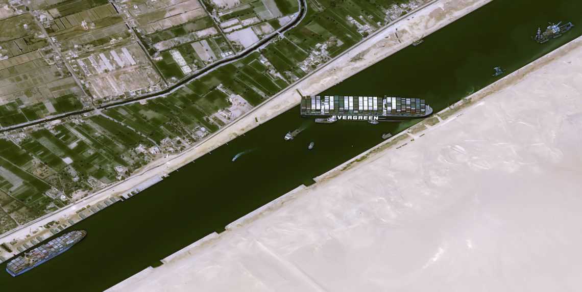 Loď Ever Given, ktorá takmer týždeň blokovala Suezský prieplav, nateraz ostane v Egypte