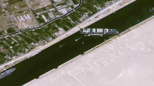 Loď Ever Given, ktorá takmer týždeň blokovala Suezský prieplav, nateraz ostane v Egypte