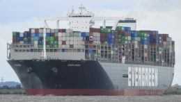 V Suezskom prieplave uviazla loď, Egypt sa ju snaží odtiahnuť