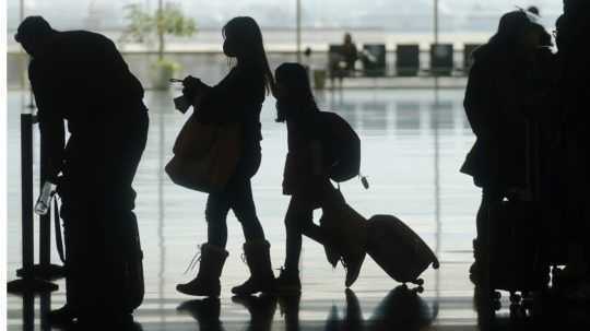 Na ilustračnej snímke cestujúci kráčajú cez halu medzinárodného letiska v americkom meste Salt Lake City.