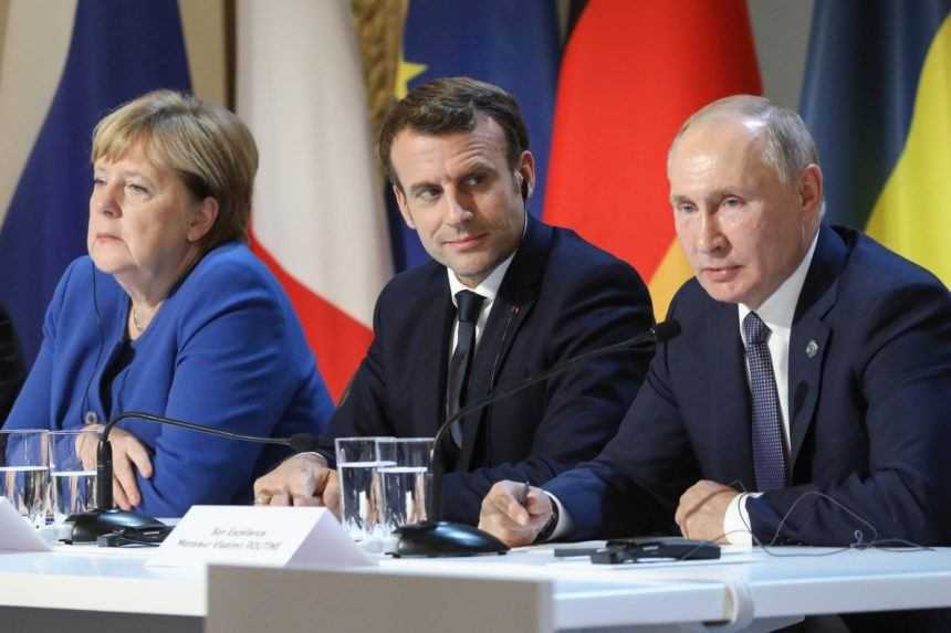 Putin diskutoval s Merkelovou a Macronom o Sputniku V