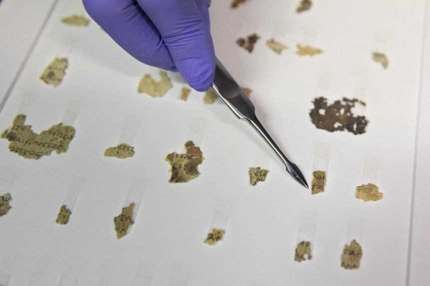 Archeológovia hlásia objav. V Izraeli našli ďalšie fragmenty zvitkov od Mŕtveho mora