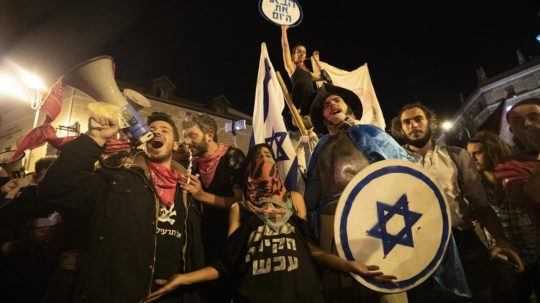 Tisícky Izraelčanov protestovali proti Netanjahuovi pred blížiacimi sa voľbami