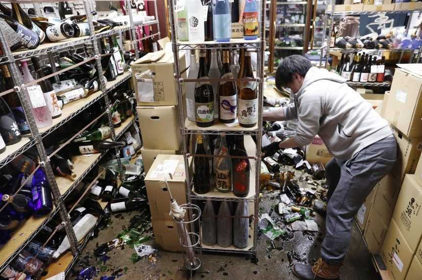 Japonsko zasiahlo zemetrasenie, úrady varujú pred cunami