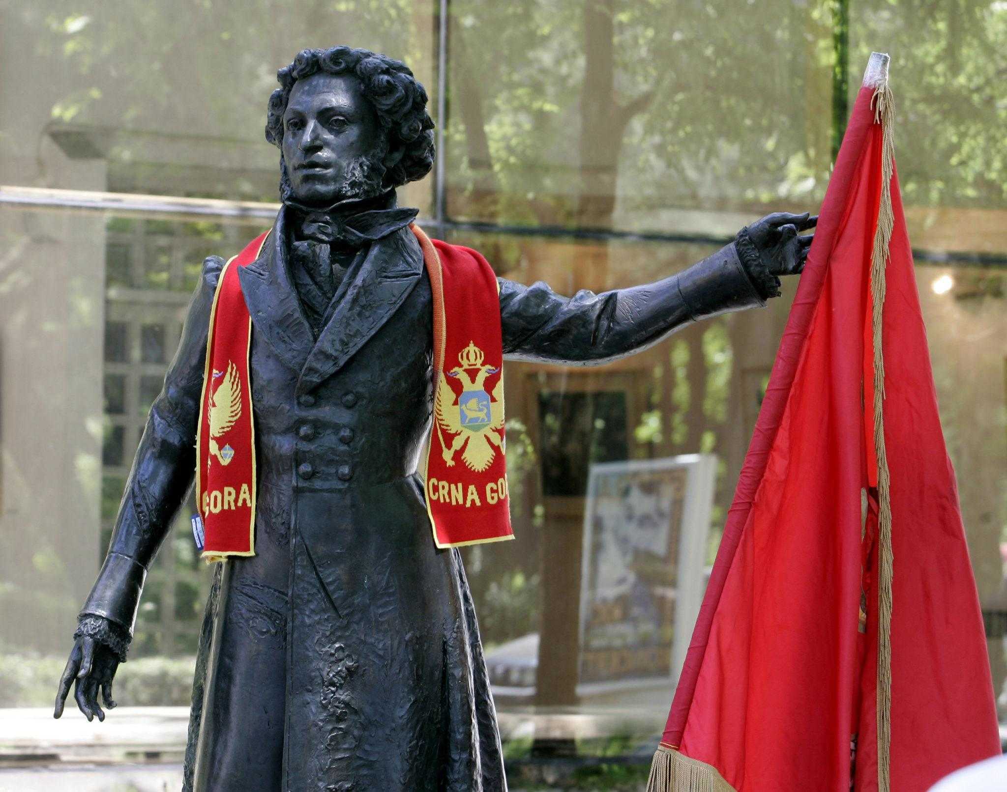 Памятник Пушкину в Черногории