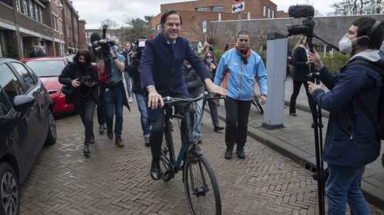 Voľby v Holandsku opäť vyhrala strana aktuálneho premiéra