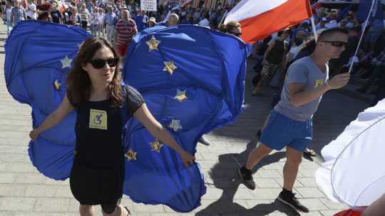 Európska komisia žaluje Poľsko pre zásahy do nezávislosti súdnictva