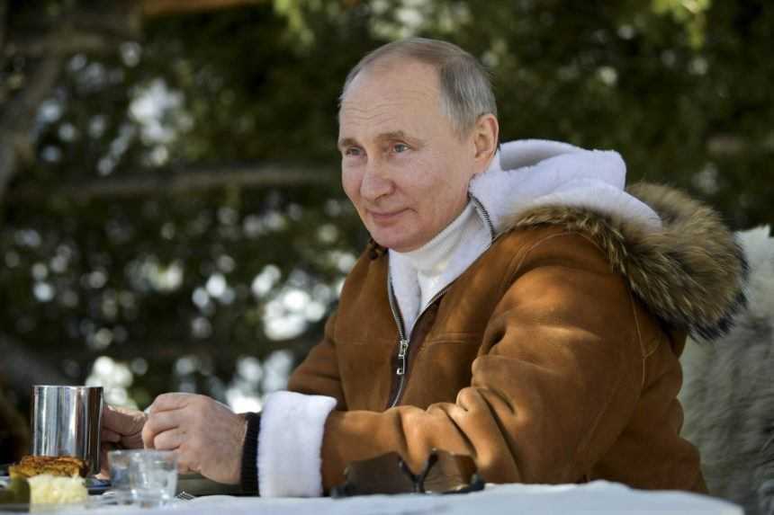 Putin znáša vakcínu dobre, znie z Kremľa po zaočkovaní prezidenta