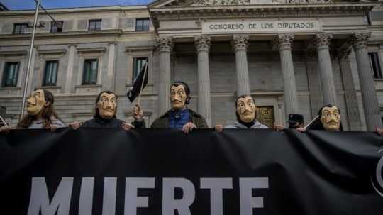 Španielsky parlament napriek nesúhlasu cirkvi schválil zákon o eutanázii