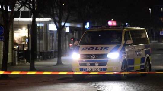 Útočník vo Švédsku zranil osem ľudí, mohlo ísť o teroristický útok