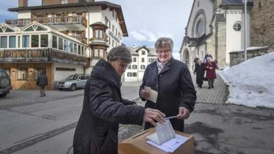 Švajčiari budú o vládnych opatreniach proti covidu hlasovať v referende