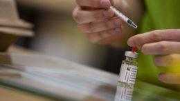 Nemeckí vedci údajne zistili príčinu vzniku krvných zrazenín po očkovaní