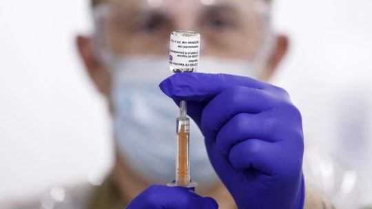 Britská štúdia prináša nádej: Už prvá dávka vakcíny znižuje riziko hospitalizácie o 80 %