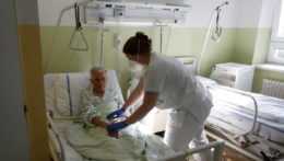 Na snímke sa lekárka stará o pacienta v nemocnici.
