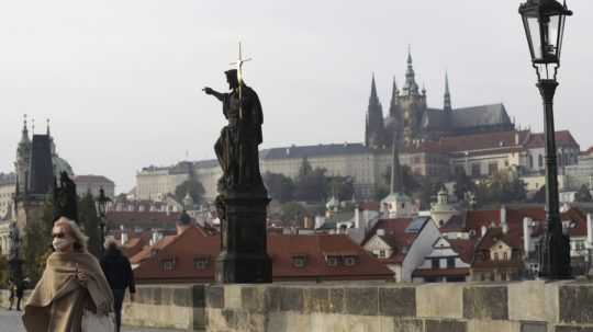 Žena na Karlovom moste v Prahe.