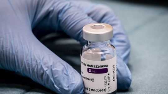 Prínosy vakcíny od AstraZenecy prevyšujú jej riziká, tvrdí ŠÚKL