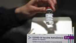 ŠÚKL odporúča pokračovať v očkovaní AstraZenecou na Slovensku