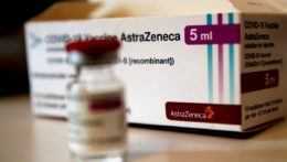 Vakcína od AstraZeneca nespôsobuje krvné zrazeniny, vyhlásil britský regulátor