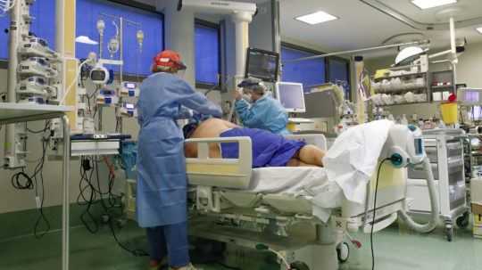 COVID-19 si vyžiadal ďalších 80 úmrtí, počet pacientov v nemocniciach opäť klesol