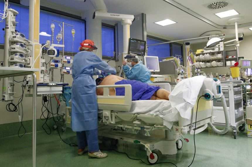 COVID-19 si vyžiadal ďalších 80 úmrtí, počet pacientov v nemocniciach opäť klesol
