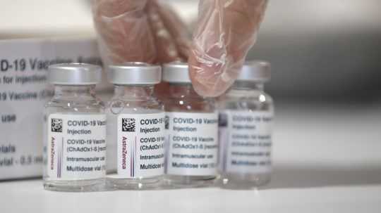 Prípad úmrtia krátko po podaní vakcíny od AstraZenecy je už aj na Slovensku