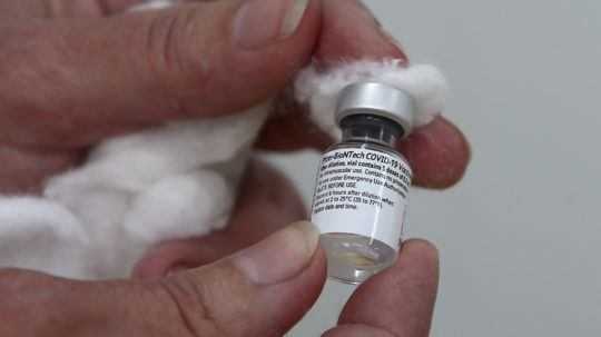Vakcíny od Pfizeru a Moderny dostanú už aj ľudia od 45 rokov