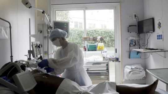Parížske nemocnice sú takmer na kolenách, hlásia lekári. Žiadajú tvrdý lockdown