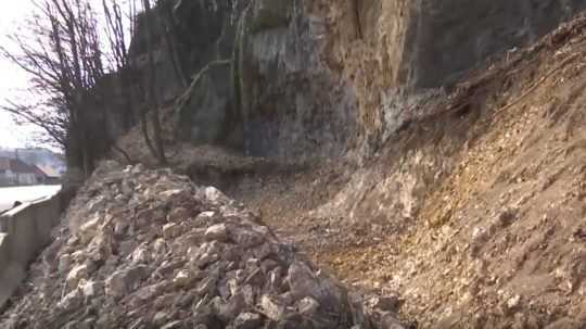 Na frekventovanej ceste pri Banskej Bystrici hrozí ďalší zosuv skál