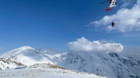 Lavína v Tatrách strhla dvoch Slovákov, zasahovali horskí aj leteckí záchranári