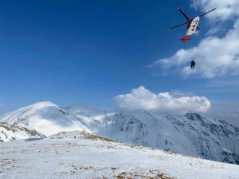 Lavína v Tatrách strhla dvoch Slovákov, zasahovali horskí aj leteckí záchranári