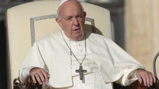 Talianska polícia zachytila obálku s tromi nábojmi, doručiť ju mali pápežovi