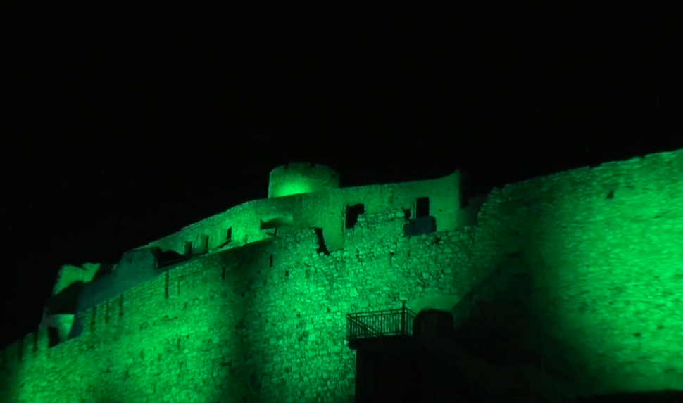 Spišský hrad sa v noci rozsvietil na zeleno
