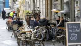 Na snímke z októbra 2020 ľudia sedia na terase v centre Bratislavy.