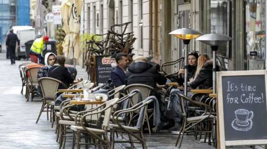 Na snímke z októbra 2020 ľudia sedia na terase v centre Bratislavy.