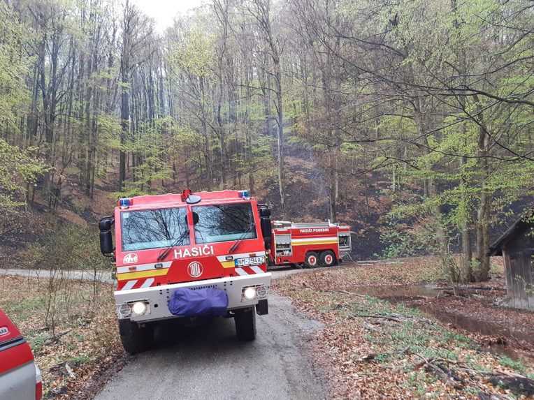 Polícia pre silné zadymenie uzatvára Dobšinský kopec v okrese Rožňava