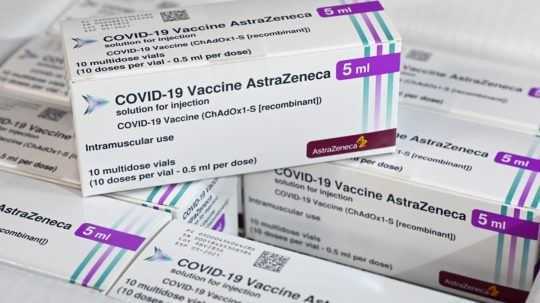 Vakcína od AstraZenecy má aktuálne benefit len u ľudí nad 50 rokov, tvrdí ŠÚKL