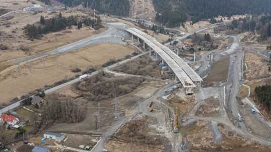 Na snímke z dronu výstavba úseku diaľnice D1 Hubová - Ivachnová.