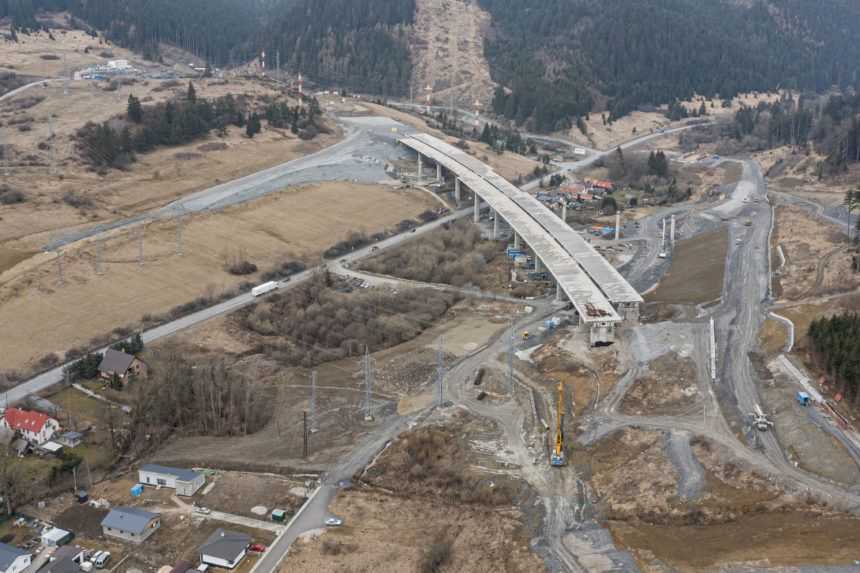 Diaľnicu pri Ružomberku by mali dokončiť v roku 2023