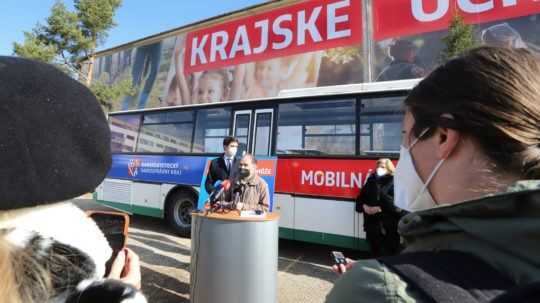 Banskobystrický kraj predstavil očkovací autobus. Má zrýchliť vakcináciu seniorov