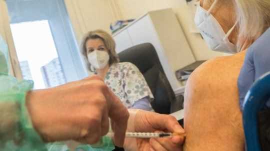 Kontrolóri liečiv vyhodnotili 103 podozrení po očkovaní ako závažné nežiaduce účinky