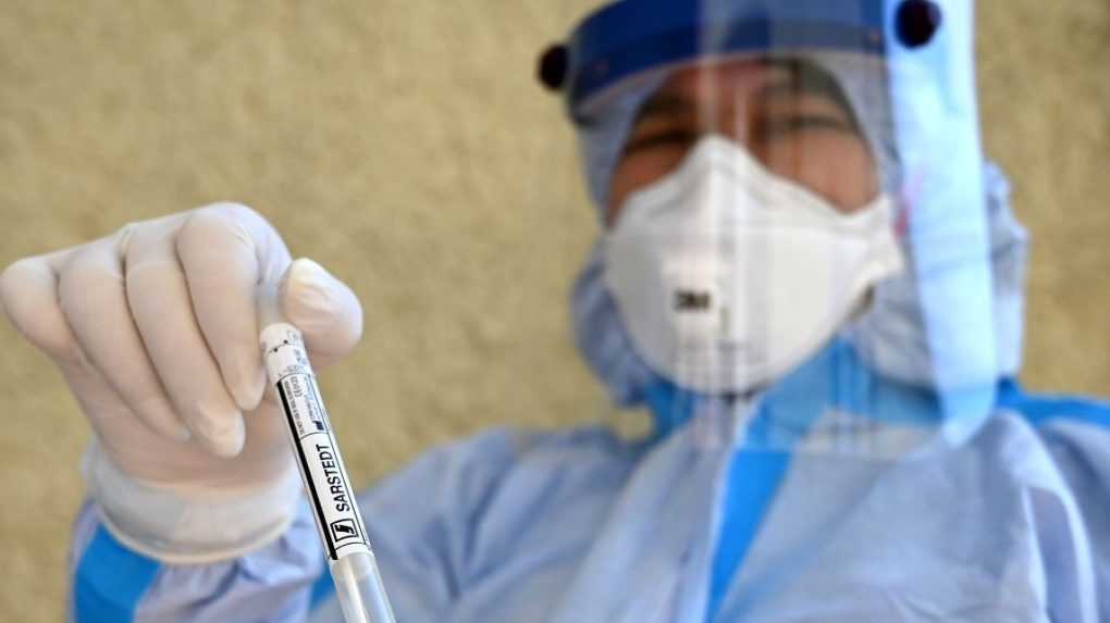 Prvou dávkou vakcíny zaočkovali na Slovensku už milión ľudí, počet hospitalizovaných klesol