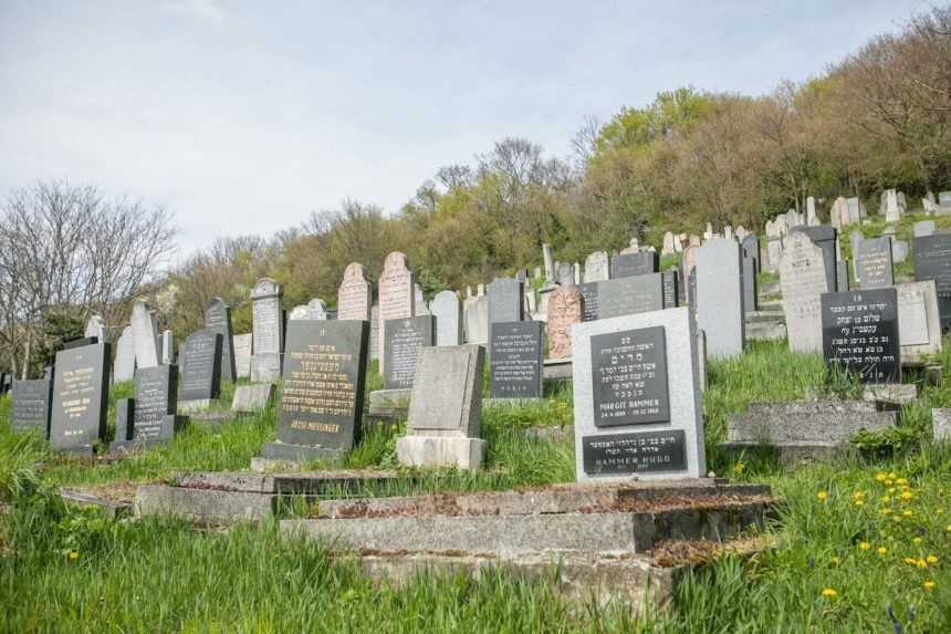 Na ortodoxnom židovskom cintoríne v Bratislave objavili stovky náhrobkov