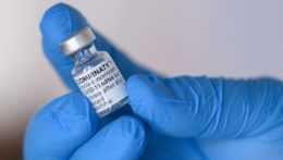 ampulka s vakcínou od konzorcia Pfizer/BioNTech