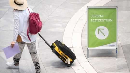 Europoslanci rokovali o covidových pasoch, žiadajú bezplatné testy na koronavírus