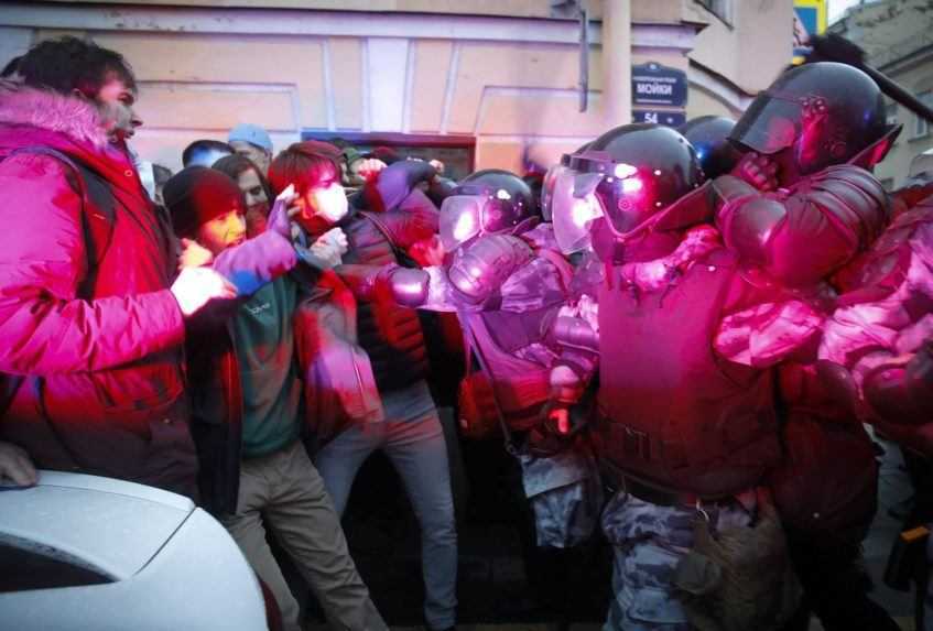 Ruská polícia zatkla viac ako 1 700 ľudí, ktorí demonštrovali za Navaľného